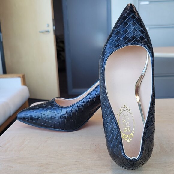 Black and Red Pumps - Picture 2 of 5